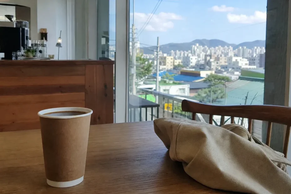 부산 지역 cafe 방문 전 확인사항을 소개하는 사실적인 참고 이미지