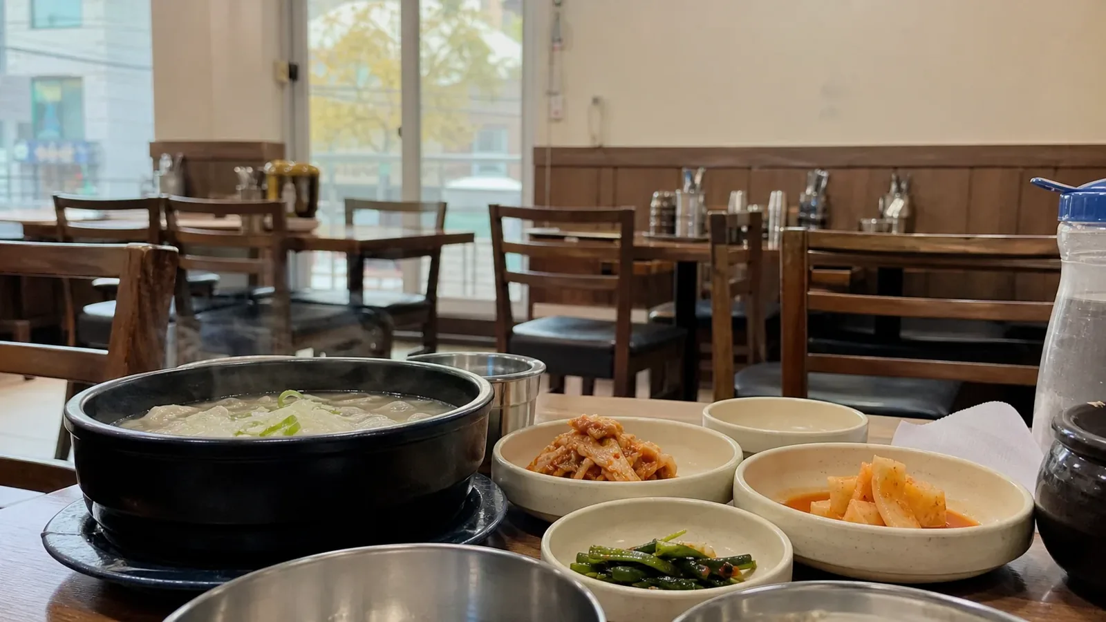 부산 지역 restaurant 방문 전 확인사항을 소개하는 사실적인 참고 이미지