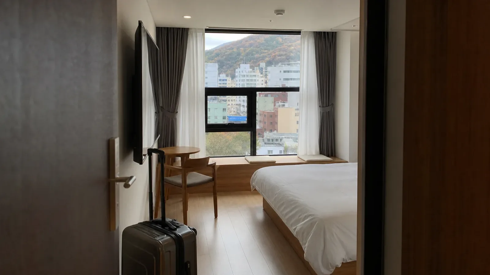부산 지역 lodging 방문 전 확인사항을 소개하는 사실적인 참고 이미지
