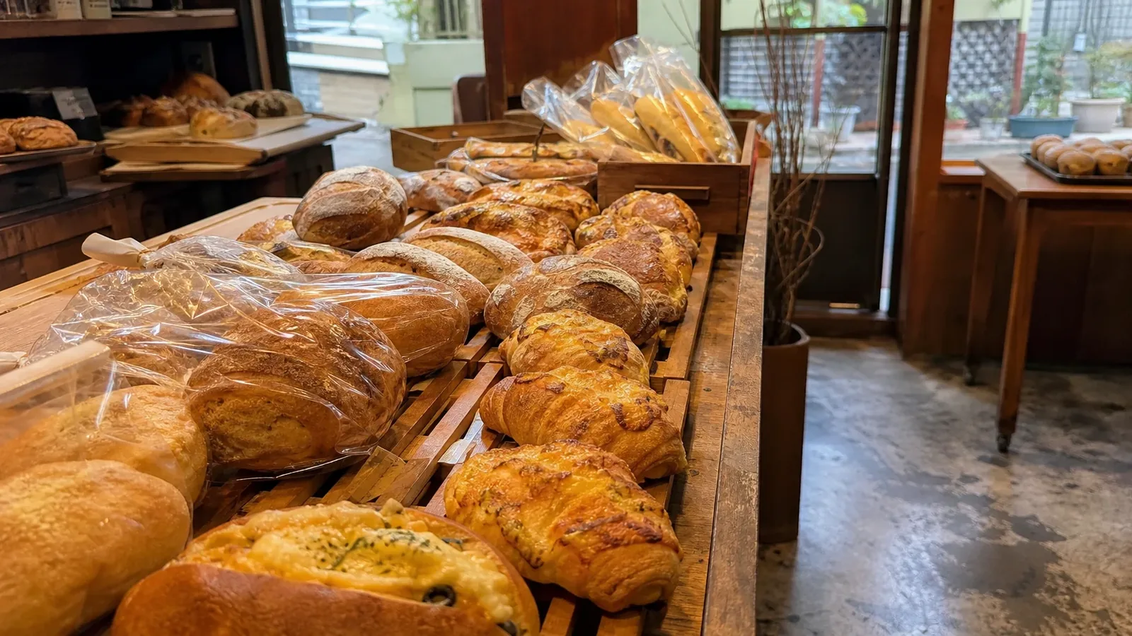 부산 지역 bakery 방문 전 확인사항을 소개하는 사실적인 참고 이미지