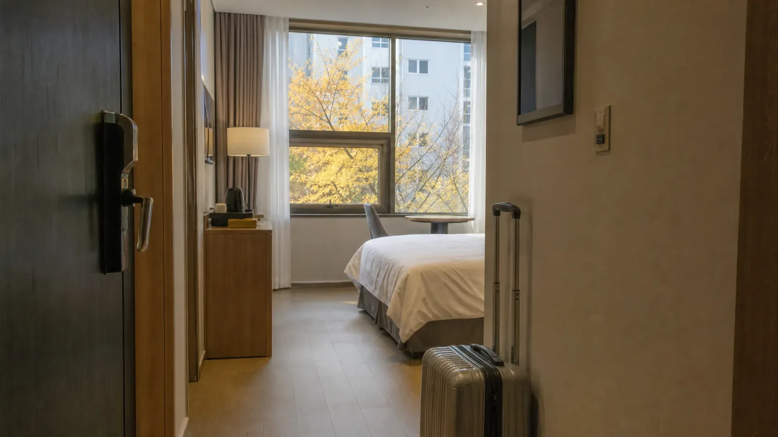 부산 지역 lodging 방문 전 확인사항을 소개하는 사실적인 참고 이미지